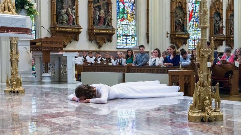 O momento mais marcante da consagração é quando a virgem se deita prostrada no chão da igreja, em sinal de entrega a Deus