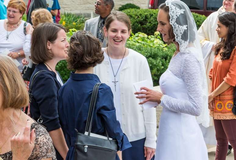 'A catedral estava cheia de s amigos e familiares de pessoas da diocese que nunca tinham visto uma consagração antes", disse Jessica sobre o dia de sua consagração