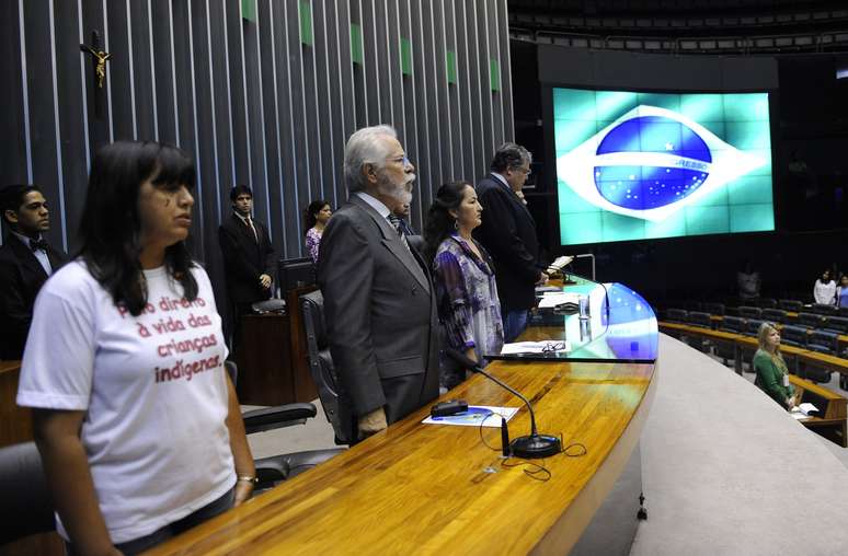 Evento sobre a lei que trata do chamado 'infanticídio' indígena na Câmara dos Deputados; antropólogos afirmam que projeto de lei estigmatiza comunidades nativas