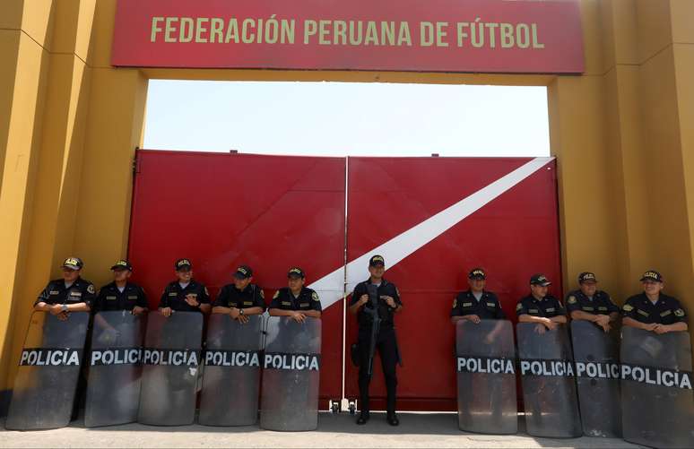 Polícia guarda porta da Federação Peruana depois da prisão de Oviedo