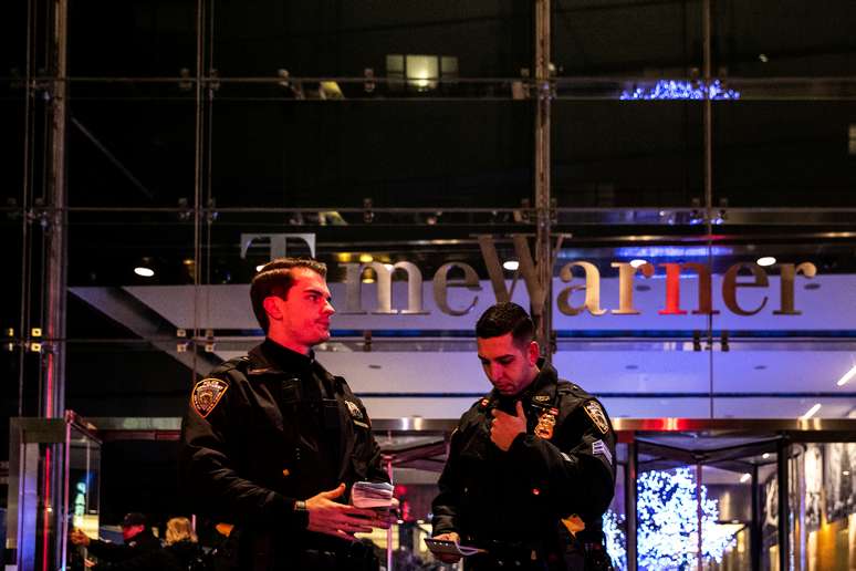 Policiais em frente ao prédio da CNN em Nova York 06/12/2018 REUTERS/Jeenah Moon