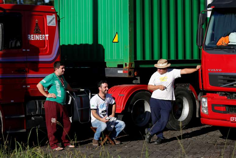 Caminhoneiros parados em Curitiba durante greve
 22/5/2018   REUTERS/Rodolfo Buhrer