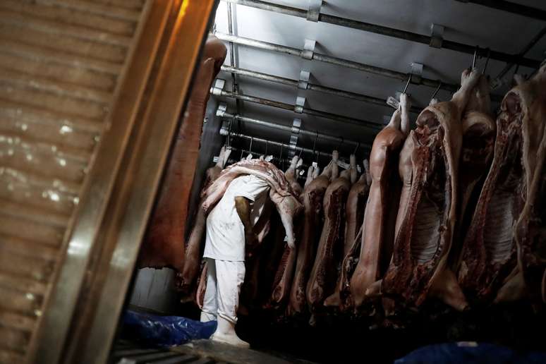 Trabalhador descarrega carne de caminhão em São Paulo
27/06/2018
REUTERS/Nacho Doce 