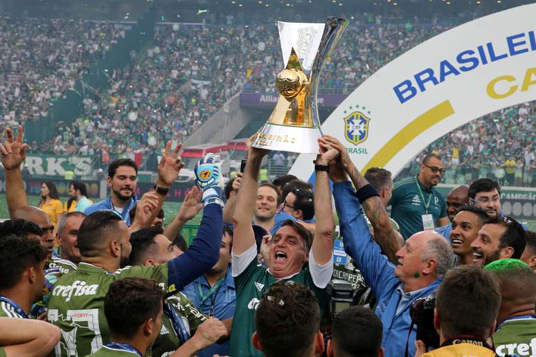 Bolsonaro levanta ta&ccedil;a com equipe do Palmeiras
  2/12/2018   REUTERS/Paulo Whitaker 