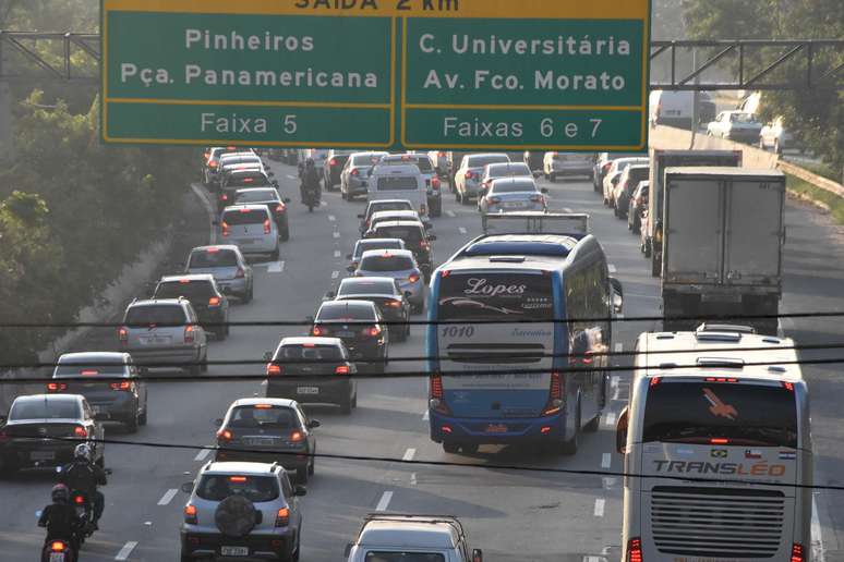 Vista área do trânsito na Marginal Pinheiros, altura da Ponte do Jaguaré, Zona Oeste de São Paulo (SP)