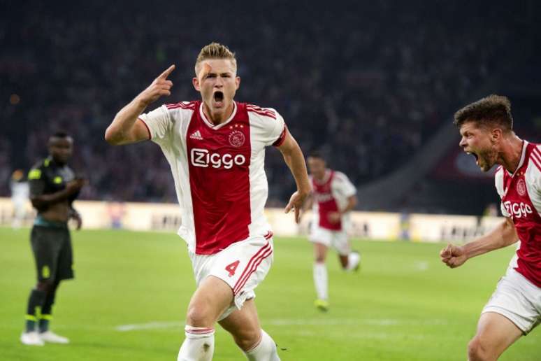 AAos 19 anos, De Ligt é o capitão do Ajax (Foto: AFP)