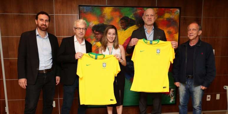 Representantes da CBF e do CIES da Fifa comemoraram acordo nesta quinta-feira (Foto: Lucas Figueiredo/CBF)