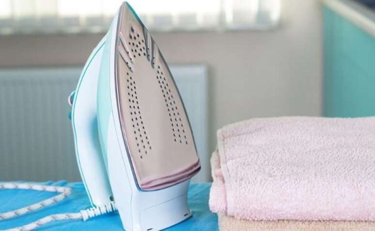 1- Como limpar ferro de passar roupa depende da utilização de materiais úmidos, retire sempre o fio da tomada. Fonte: Dicas De Mulher