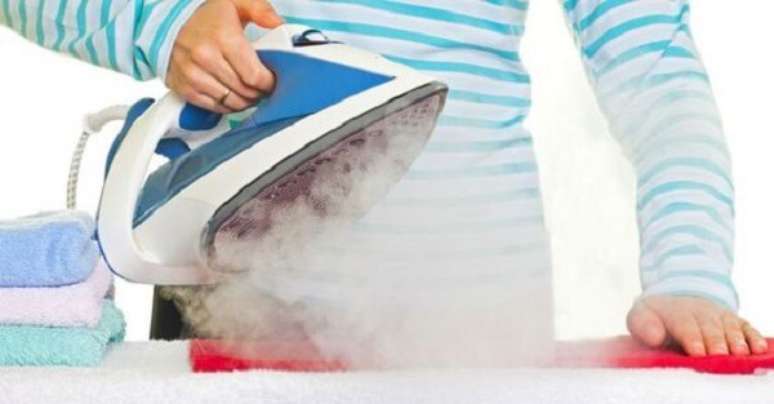 2- Como limpar ferro de passar roupa pode garantir um trabalho perfeito, faça o procedimento periodicamente. Fonte: Dr. Lava Tudo