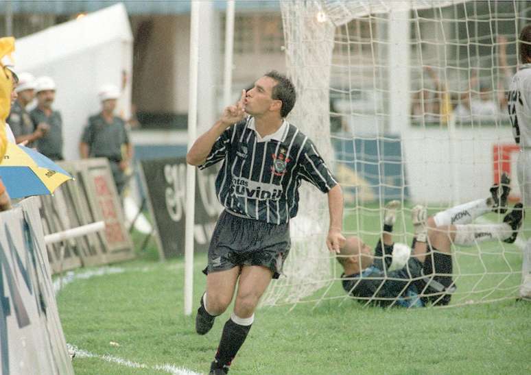 Edmundo teve uma breve passagem pelo Corinthians em 1996