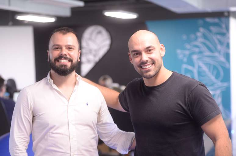Lucas Amadeu ao lado de Amilcare Dallevo Neto, Head of Value Creation da RedeTV!