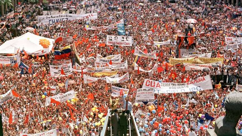 Na campanha, Chávez tomou como bandeira a luta contra a corrupção e a pobreza