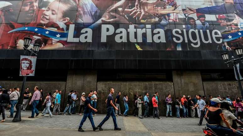 Filas e pequenos protestos são rotina na Venezuela