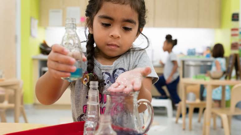 Experimentar e descobrir são algumas das bases do método Montessori