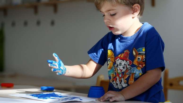 Alguns criticam o método Montessori por sua informalidade em relação à educação tradicional.