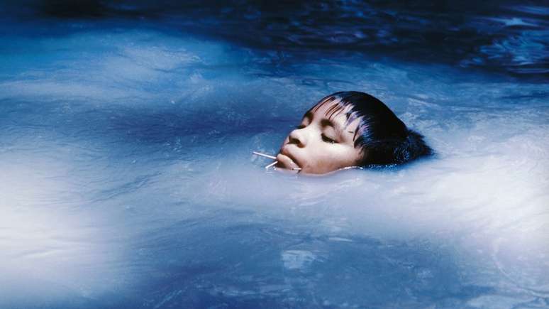 A jovem Susi Korihana thëri foi retratada por Claudia tomando banho em um igarapé nos anos 1970