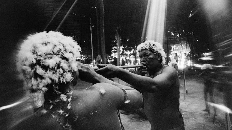 O xamã João assopra o alucinógeno yãkoana em fotografia feita em 1974 em Catrimani