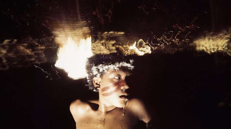 Ant&ocirc;nio Korihana th&euml;ri sob o efeito do alucin&oacute;geno y&atilde;koana, em Catrimani, nos anos 1970