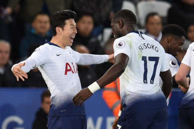 Son comemora o seu gol com o meia Sissoko (Foto: Oli Scarff / AFP)