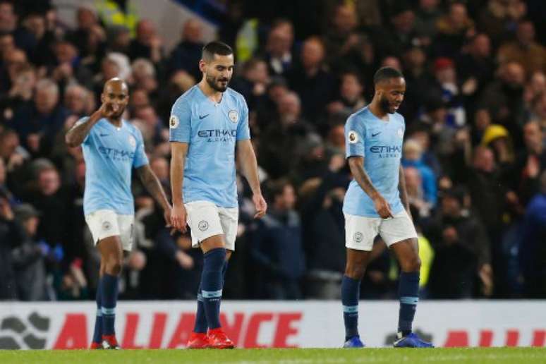 Delph, Gündogan e Sterling lamentam segundo gol do Chelsea (Foto: Ian Kington / AFP)