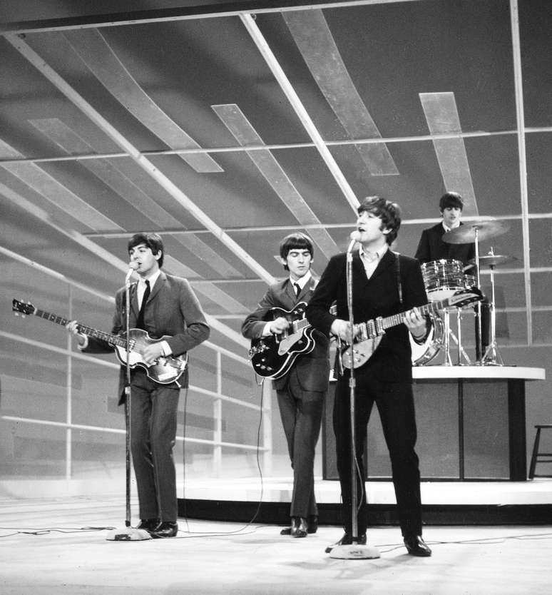 Inglaterra, Londres. 01/01/1960. Os músicos integrantes do grupo The Beatles (e/d): Paul McCartney, George Harrison, John Lennon, e Ringo Starr, se apresentam em programa televisivo na Inglaterra.