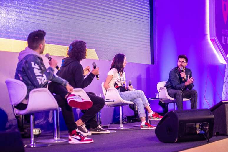 Carlos Ruas (Um Sábado Qualquer) fala durante o painel &#034;Quadrinhos da Web para o Mundo&#034;