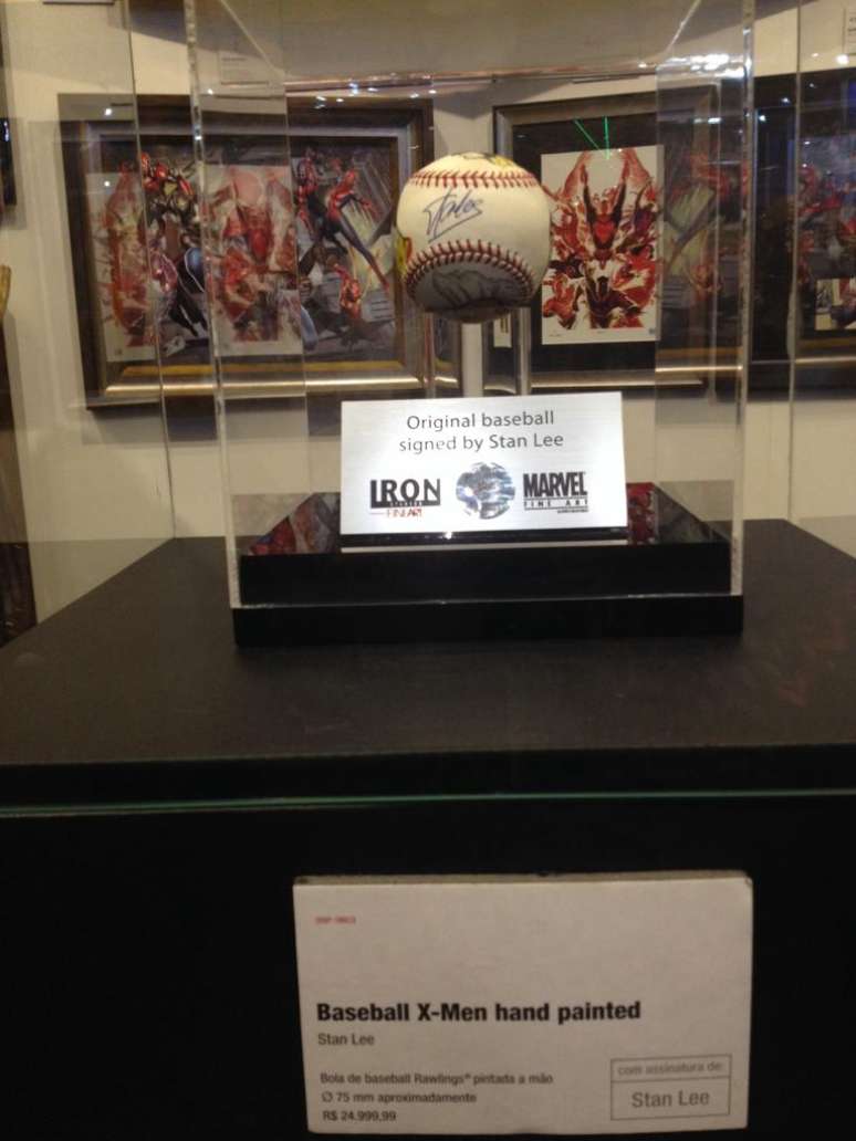 Bola de beisebol original, pintada à mão por artistas da Marvel e assinada por Stan Lee. Peça é vendida a R$ 25 mil.