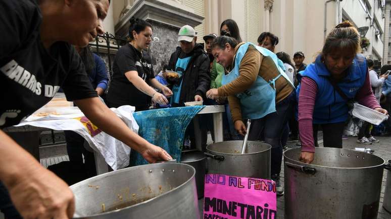 Mutirão para alimentar pessoas durante protesto em Buenos Aires