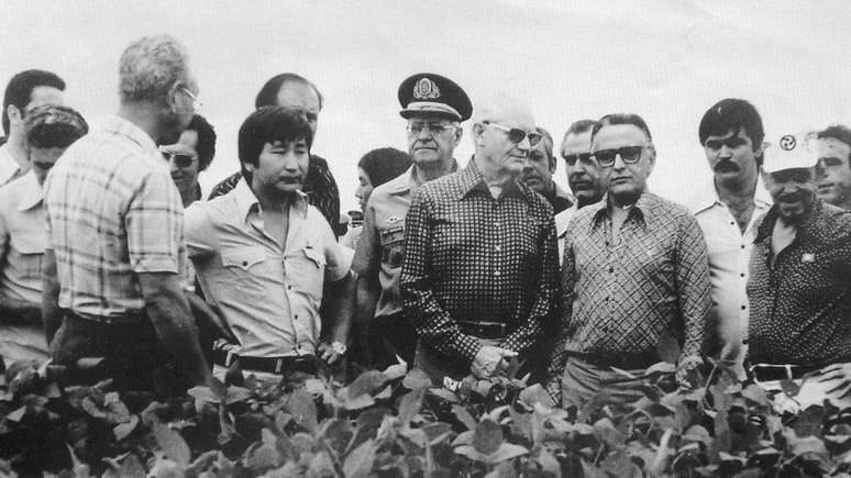 O presidente Ernesto Geisel visita uma lavoura em Minas Gerais em meio a projeto de exploração do Cerrado | Foto: Acervo do Museu Histórico da Imigração Japonesa no Brasil