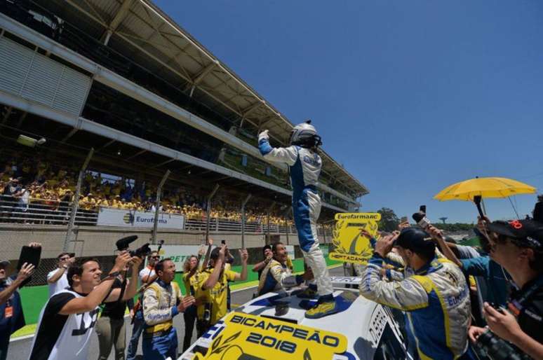 Daniel Serra comemora seu segundo título da Stock Car em Interlagos.
