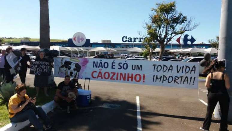 Ativistas levaram faixas e cartazes defronte à loja do Carrefour em Campinas