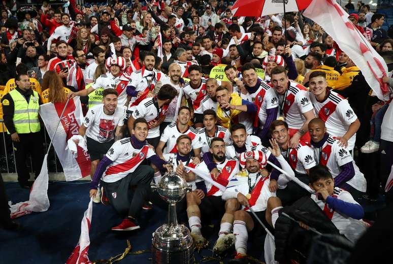 Jogadores do River com a ta&ccedil;a de campe&atilde;o da Libertadores
 9/12/2018    REUTERS/Sergio Perez 