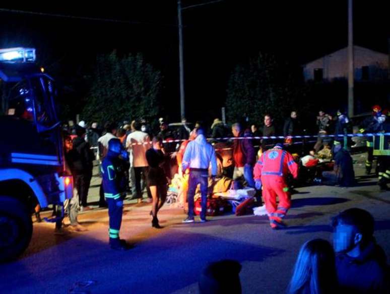 Equipes de resgate atendem vítimas do pisoteamento na discoteca na Itália