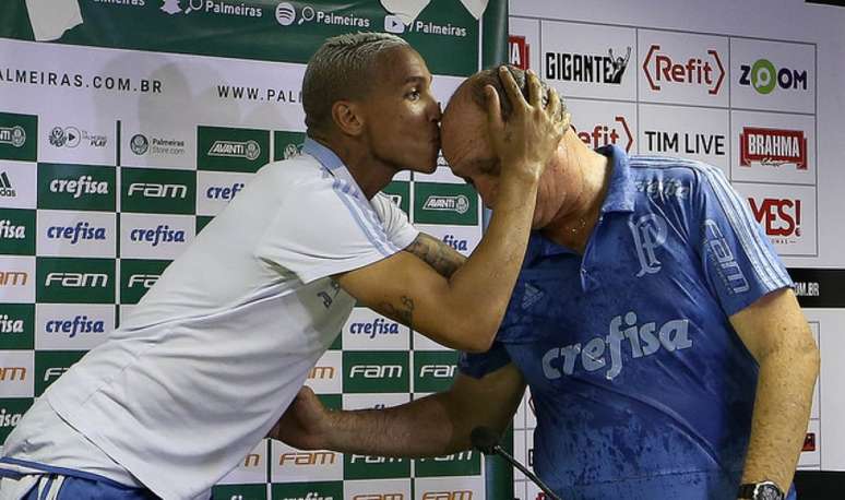 Deyverson dá um beijo em Luiz Felipe Scolari na festa do título brasileiro, em São Januário (Foto: Cesar Greco)