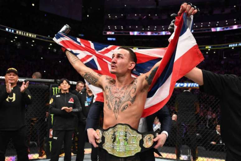 Max Holloway segue como campeão peso-pena do UFC após derrotar Brian Ortega (Foto: Getty Images/UFC)