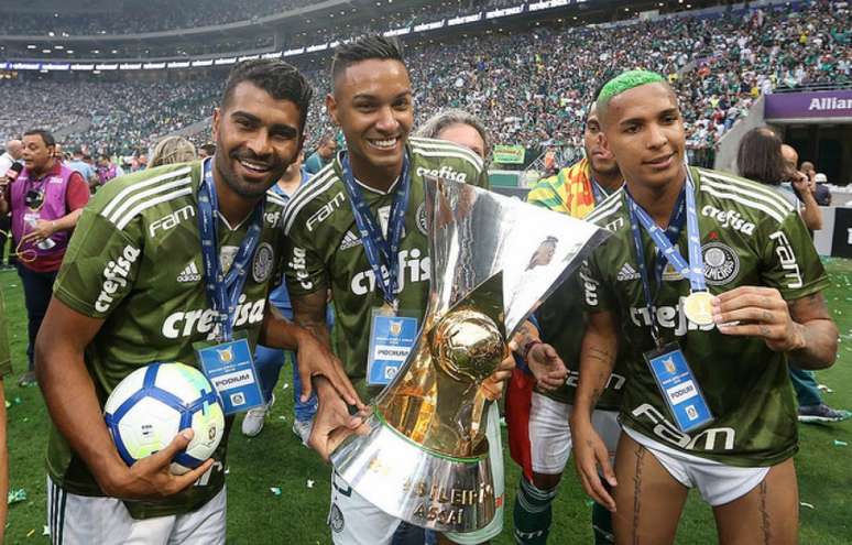 Antônio Carlos comemora com Thiago Santos e Deyverson a conquista doBrasileiro (Foto: Cesar Greco)