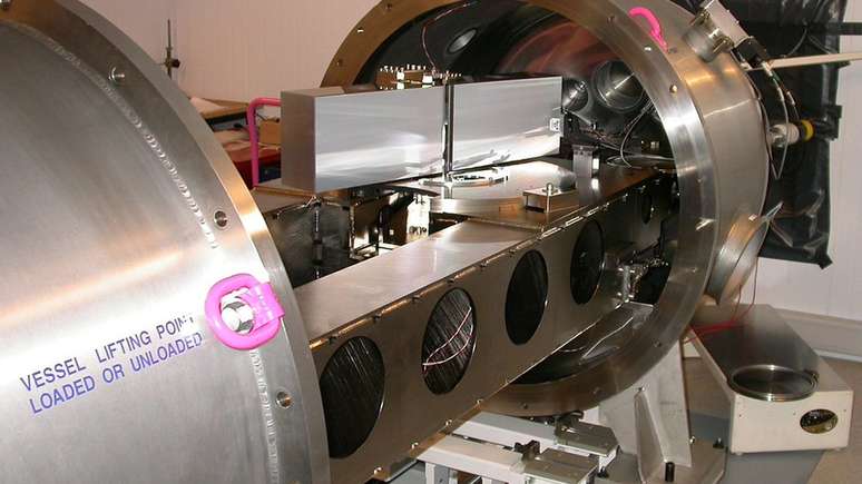 Espectrógrafo, instrumento científico acoplado a um telescópio para registrar e analisar o espectro eletromagnético 'de cores' dos corpos celestes