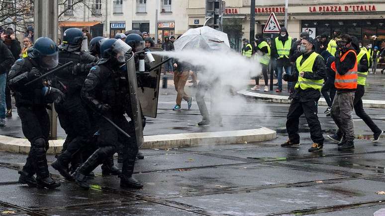 Só no último sábado, 264 pessoas ficaram feridas e mais de 1,7 mil pessoas foram presas durante manifestações na França