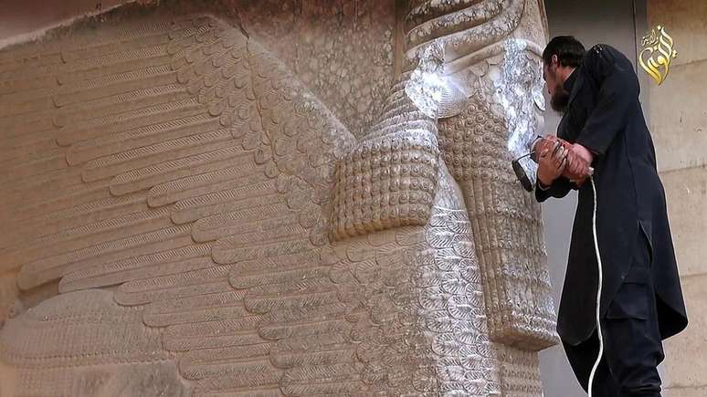 Os militantes do Estado Islâmico desfiguraram uma estátua de lamassu, criatura mítica que protege a entrada de palácios assírios