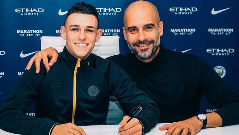 Phil Foden assina novo contrato com o Manchester City ao lado de Guardiola