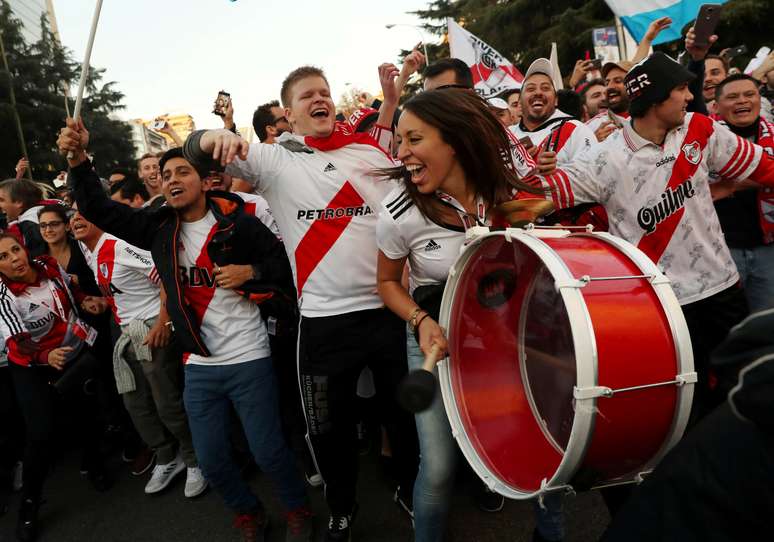 Torcedores do River Plate cantam nos arredores do Santiago Bernabéu, em Madri