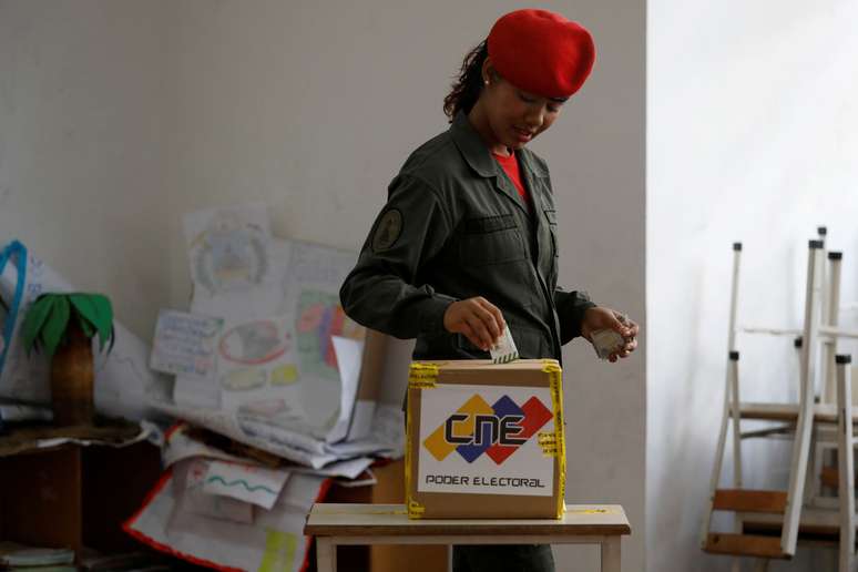 Soldada venezuelana vota em elei&ccedil;&otilde;es municipais na Venezuela 09/12/2018 REUTERS/Marco Bello
