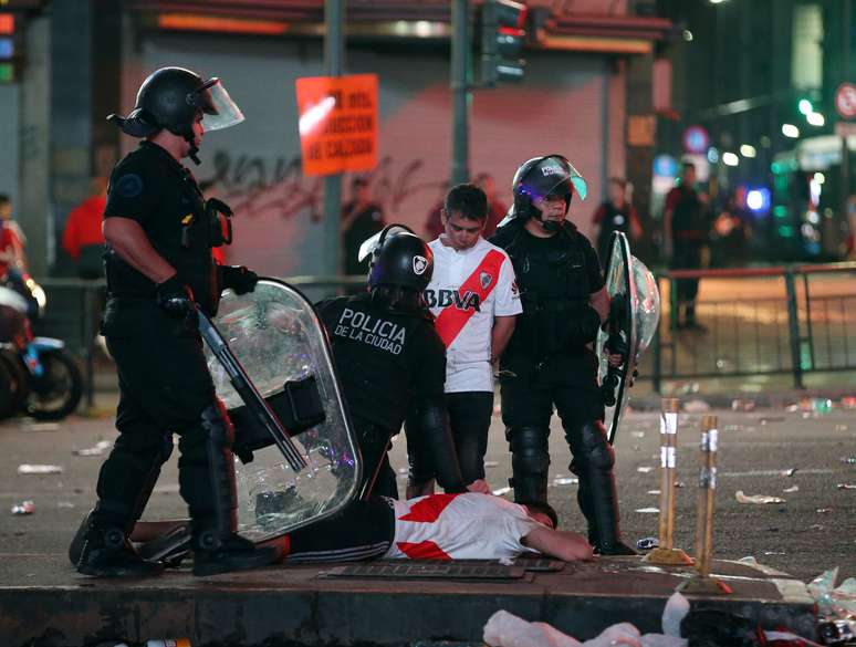 Torcedores do River detidos pela polícia em Buenos Aires 09/12/2018 REUTERS/Agustin Marcarian