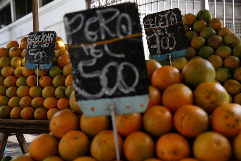 Barraca de laranjas em feira no Rio de Janeiro 15/02/2018 REUTERS/Pilar Olivares 