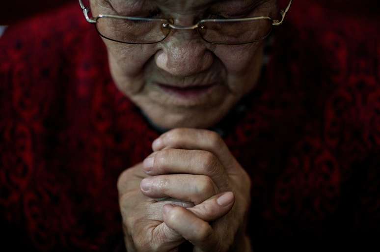 Mulher rezando em Pequim 29/03/2018 REUTERS/Damir Sagolj