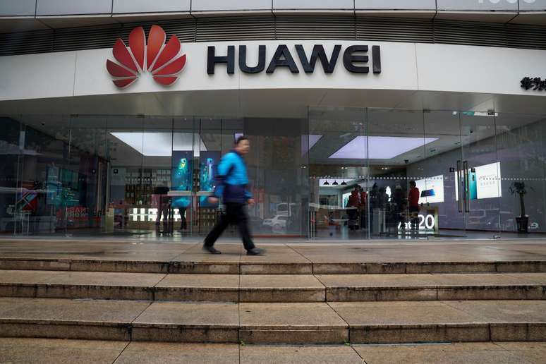 Homem passa por um logotipo da Huawei em um shopping center em Xangai 6/12/2018. REUTERS/Aly Song 