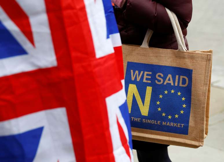 Pessoa segura sacola com frase de apoio ao Brexit ao lado da bandeira britânica em Londres, Reino Unido
10/12/2018 REUTERS/Phil Noble