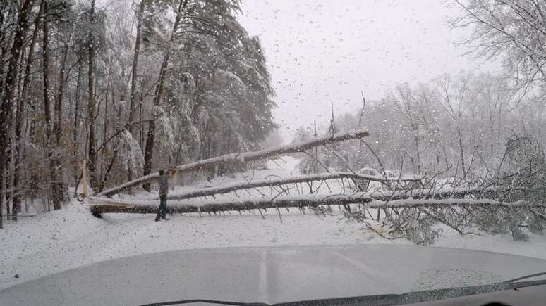 Homem corta árvore derrubada pela tempestade de neve em Landrum, Carolina do Sul, EUA
09/12/2018
Off-Road Adventures/via REUTERS