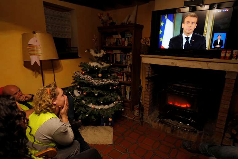 "Coletes amarelos" assistem a pronunciamento de Macron na TV em Gaillon, França 10/12/2018 REUTERS/Philippe Wojazer