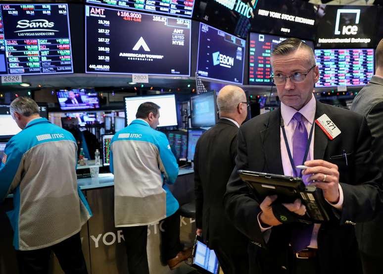 Operadores trabalham na New York Stock Exchange (NYSE) em Nova York, EUA
07/12/2018
REUTERS/Brendan McDermid